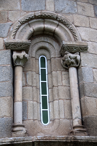 Ventana de la cara este del ábside de la iglesia de Ferreira do Panton